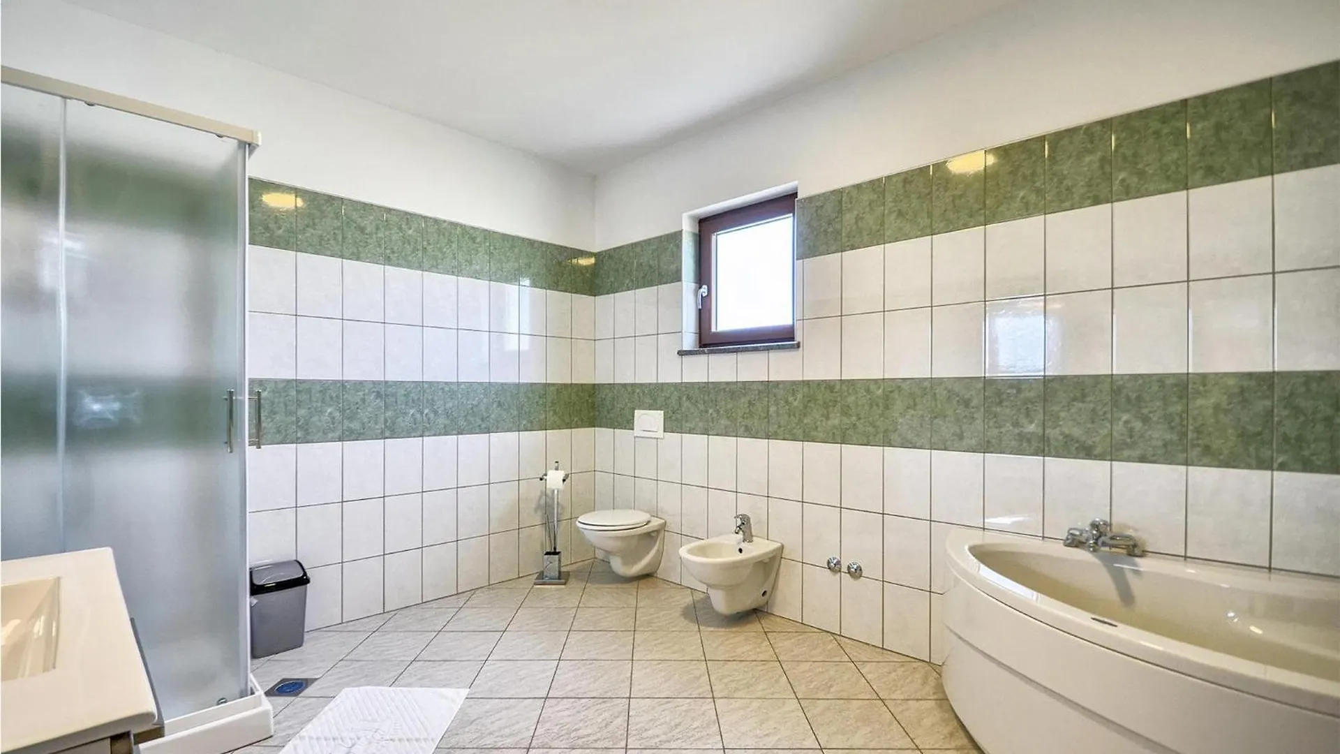 5 Bedroom Nice Home In Galizana Holiday home