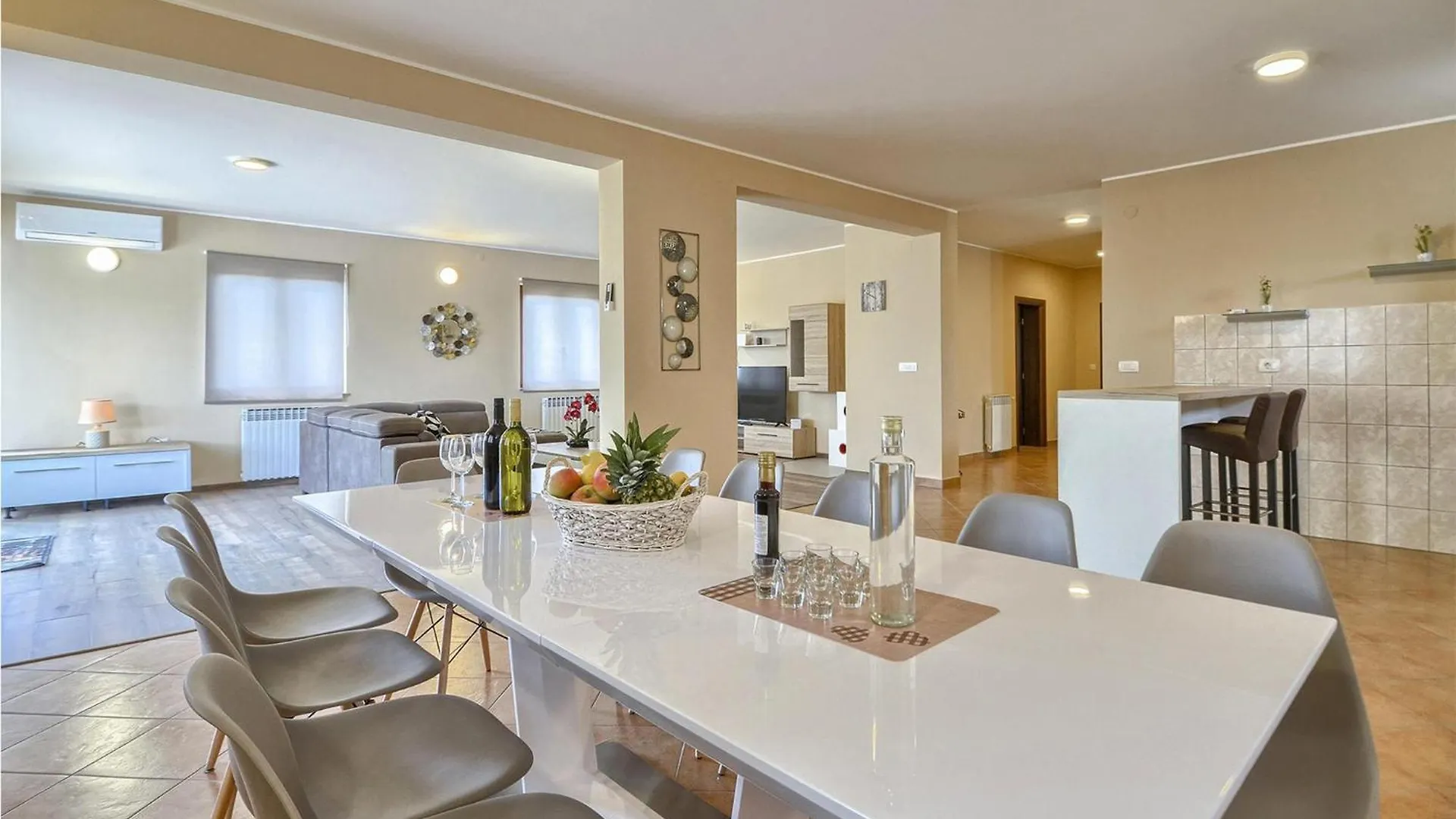 Holiday home 5 Bedroom Nice Home In Galizana