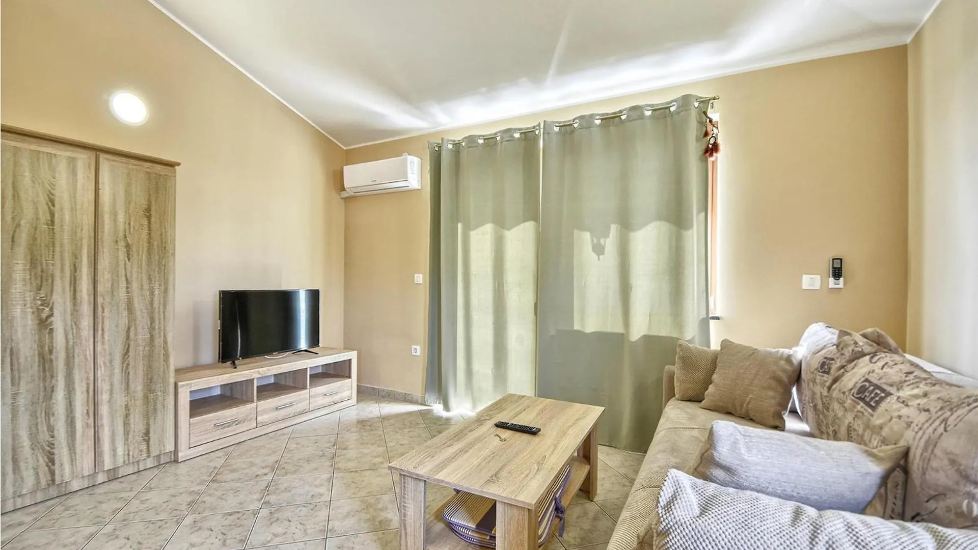 5 Bedroom Nice Home In Galizana Holiday home