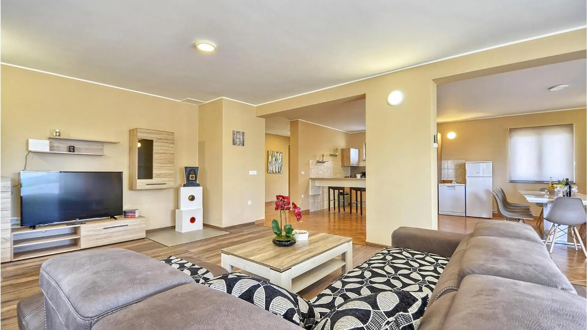 5 Bedroom Nice Home In Galizana