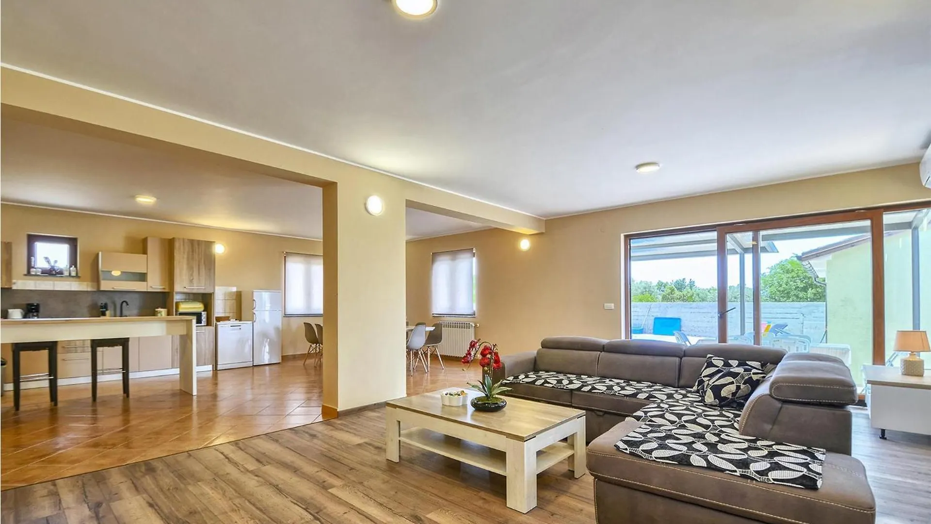 بيت للعطل 5 Bedroom Nice Home In Galižana