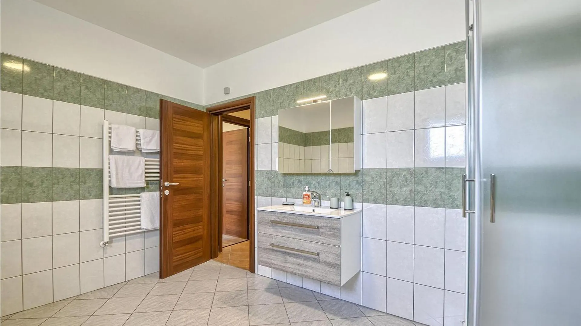5 Bedroom Nice Home In Galizana